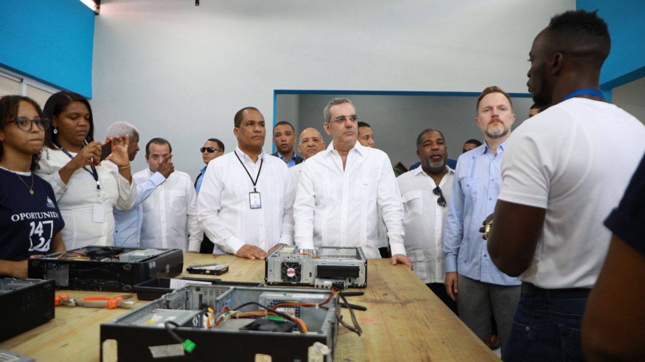 Presidente Abinader muestra a Embajada de EE. UU. y USAID el programa Oportunidad 14-24, que beneficia a jóvenes de sectores populares