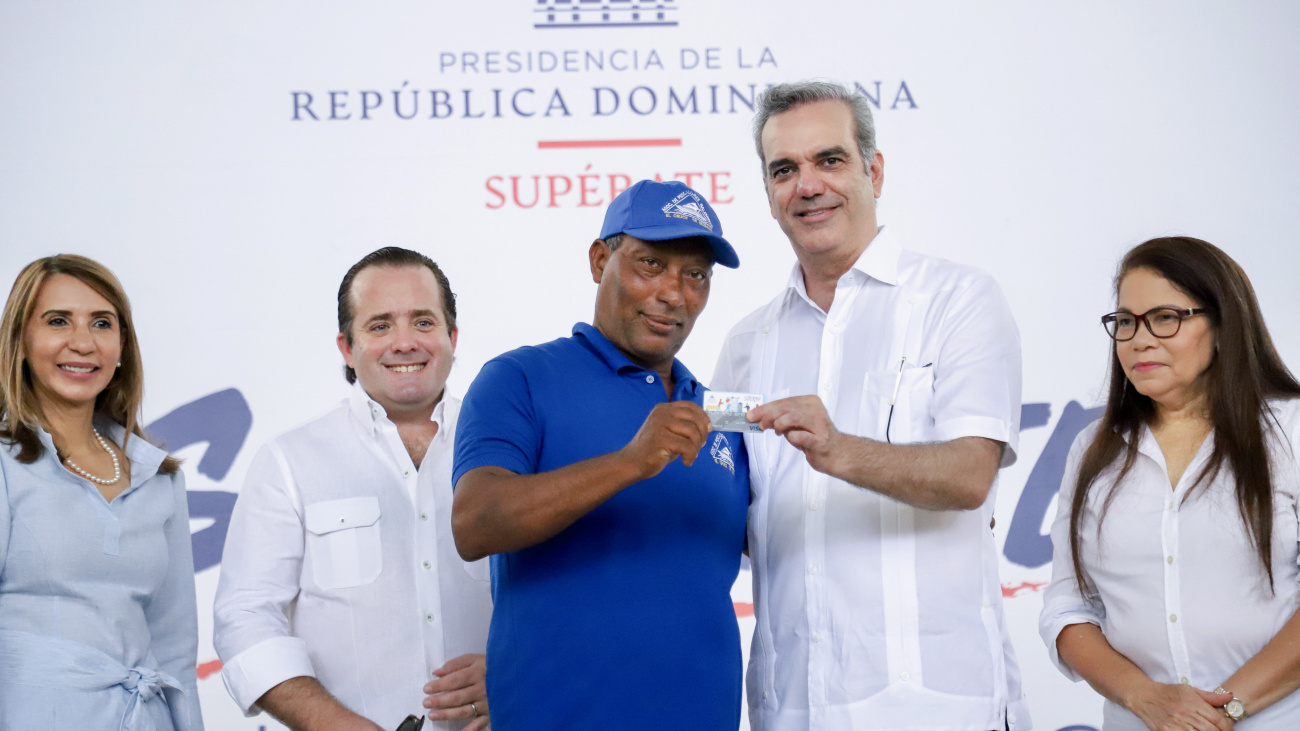 Presidente Abinader entrega tarjetas Supérate a pescadores