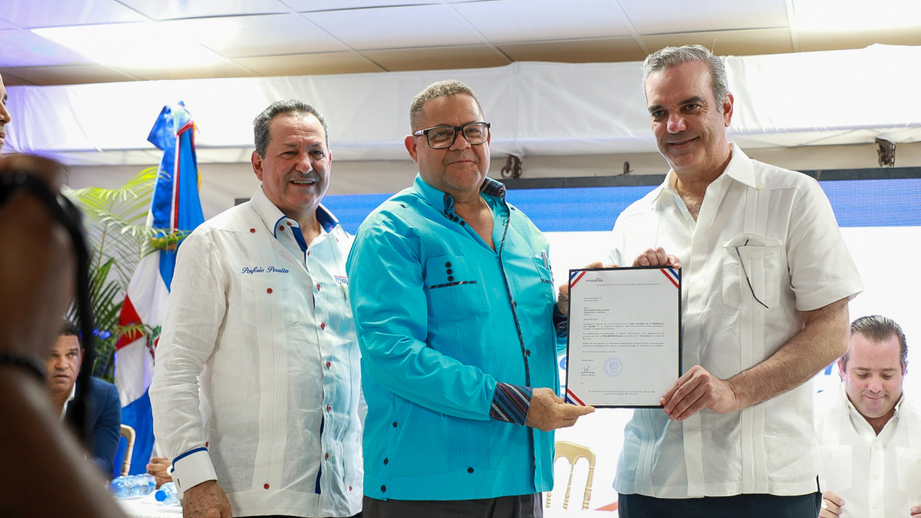 Presidente Abinader entrega más de 41 millones de pesos en préstamos y financiamientos a 244 microempresarios