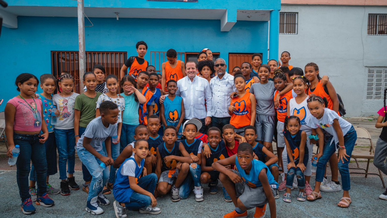 José Paliza con jóvenes de Cristo Rey