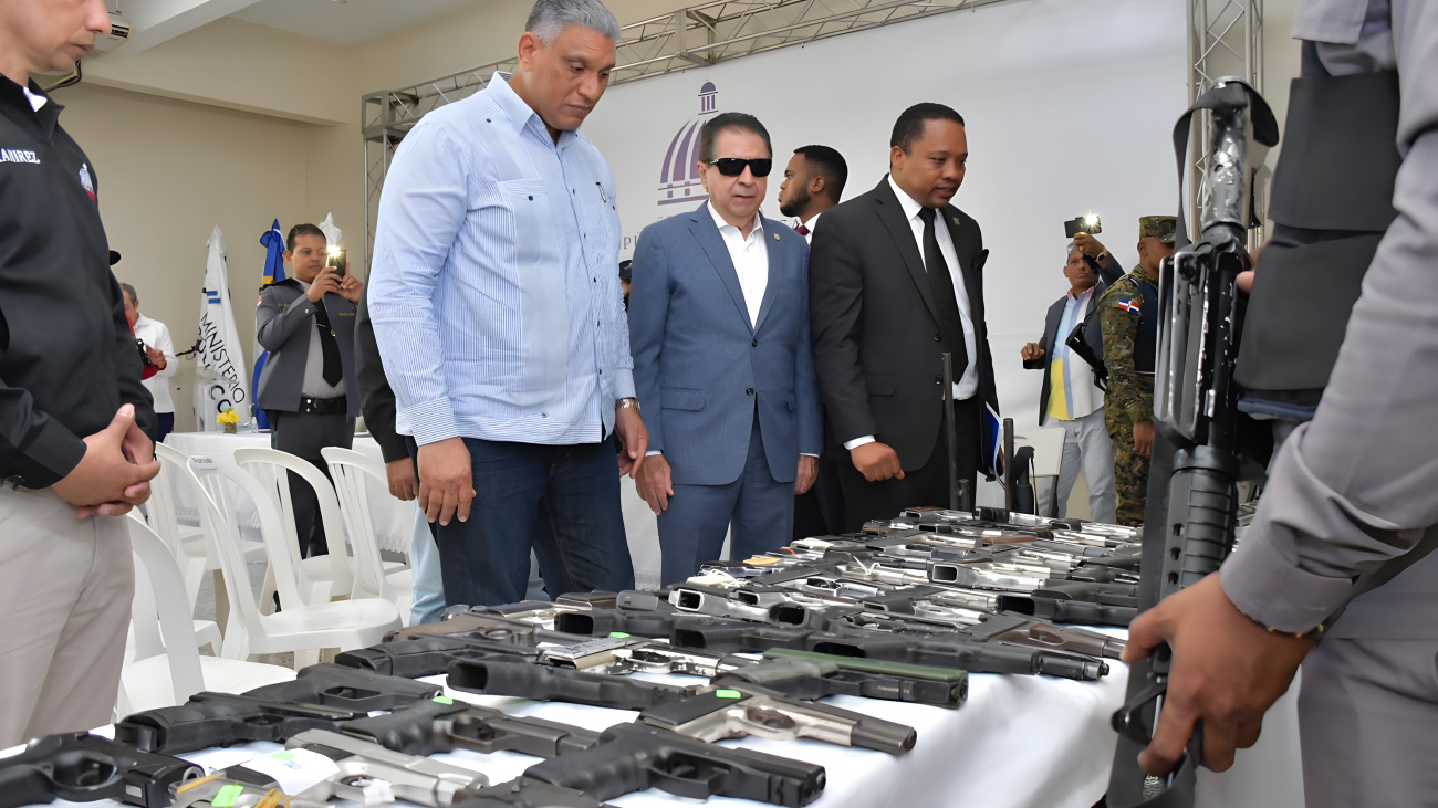 Entrega de armas decomisadas en Peravia