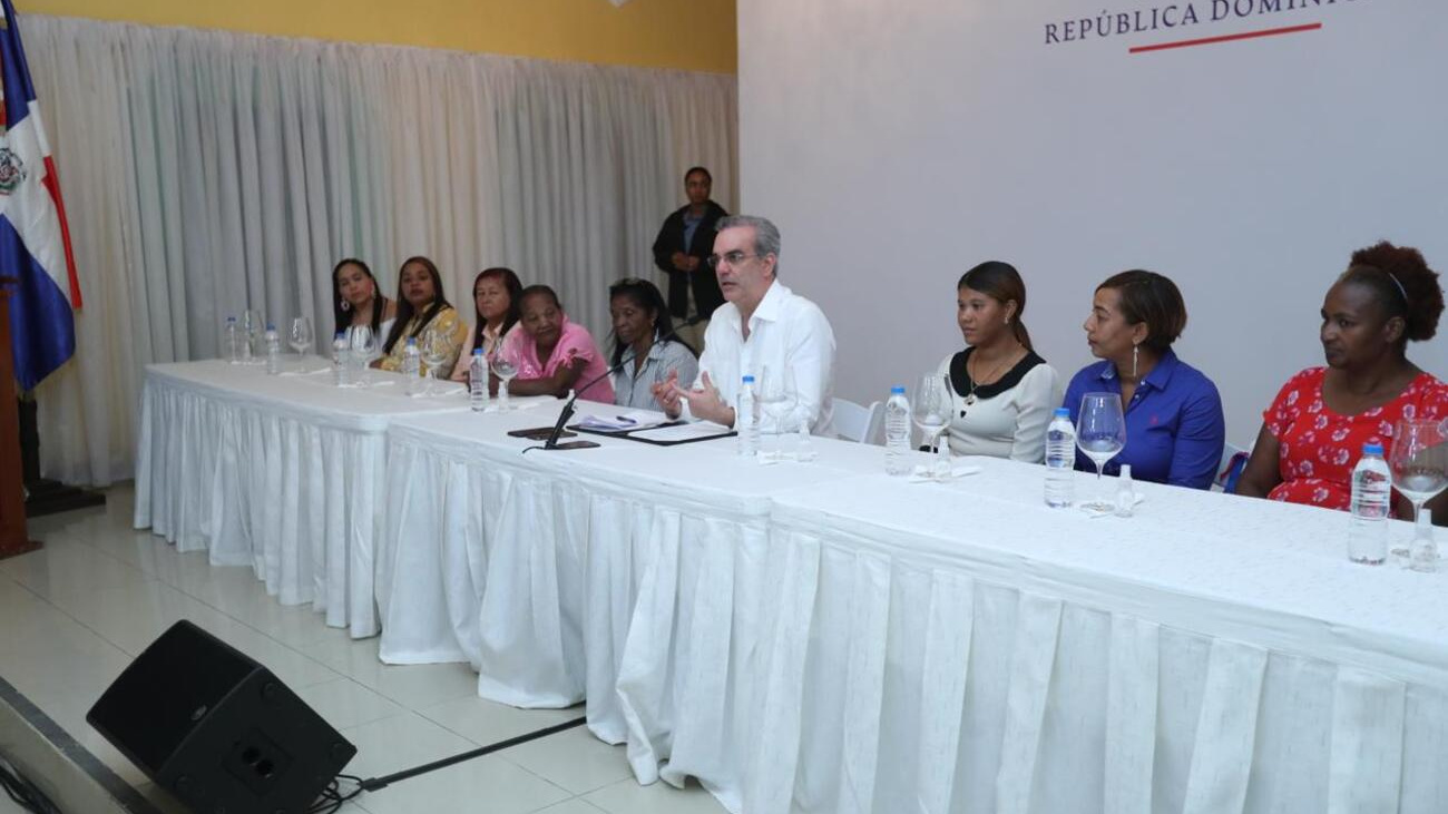 Luis Abinader reunión con mujeres de San Juan