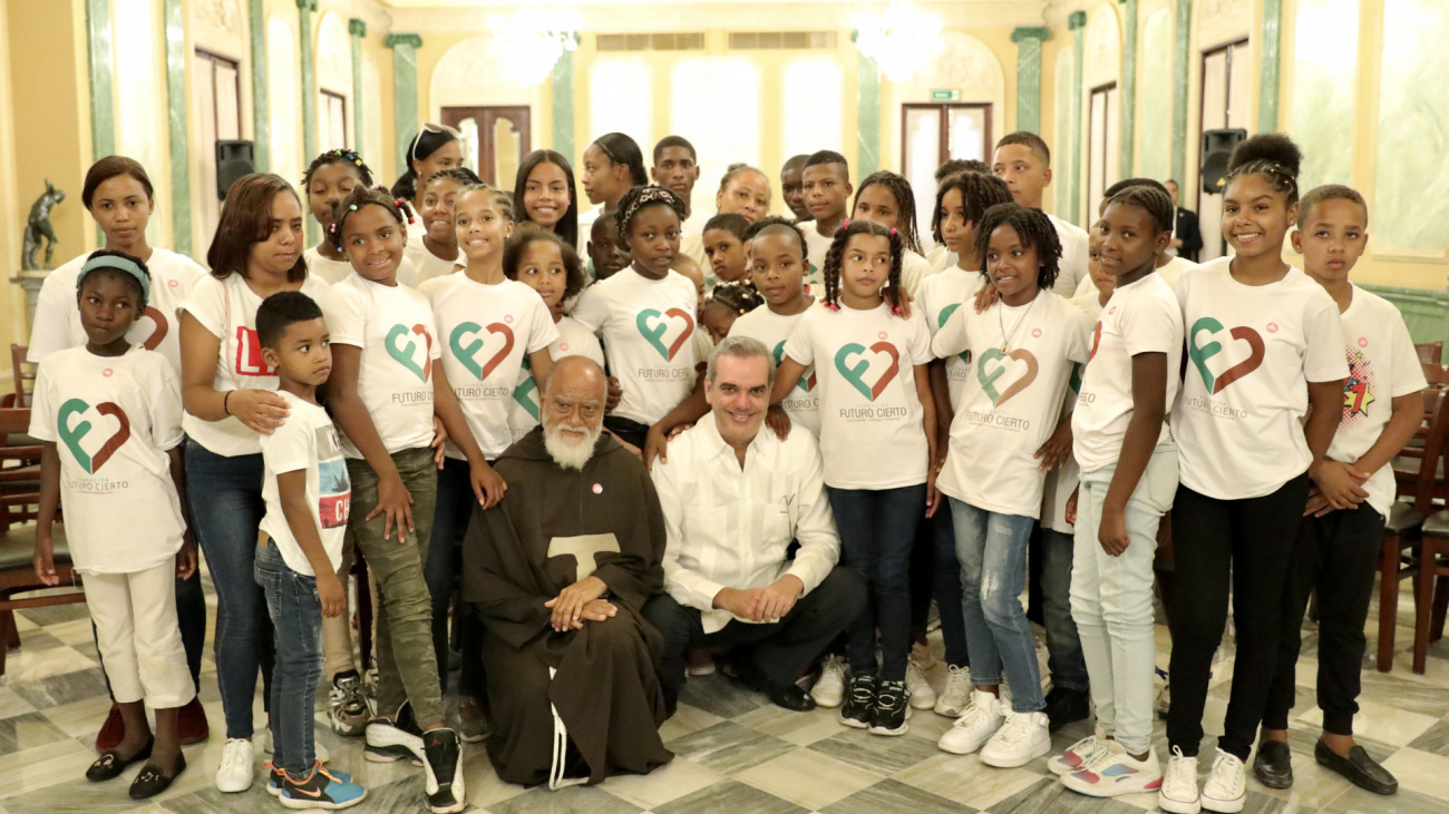 Presidente Abinader y niños de la Fundación Futuro Cierto