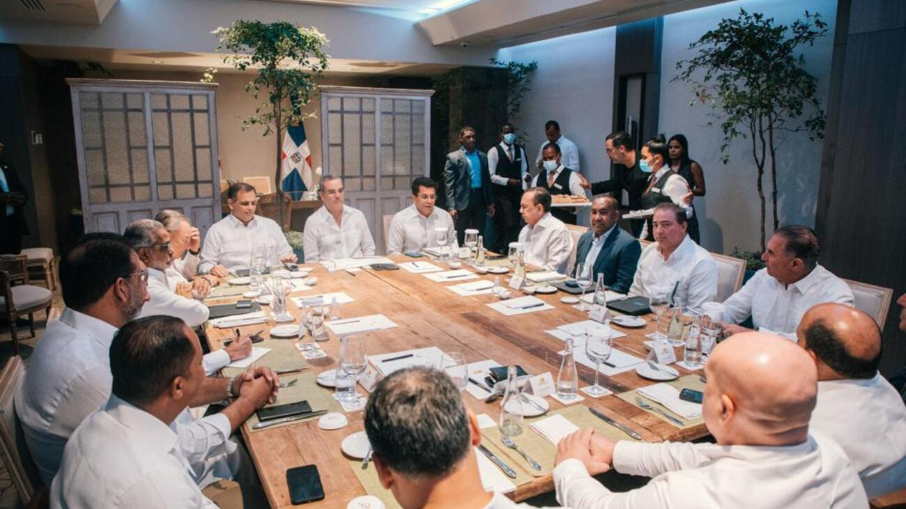 Presidente Abinader se reúne con representantes de líneas aéreas nacionales