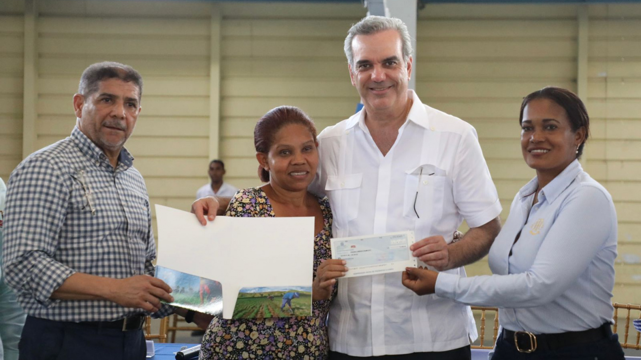 Presidente Abinader en la segunda entrega de cheques a productores