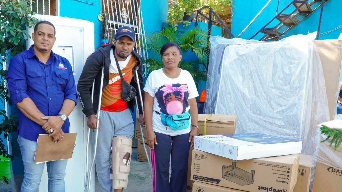 Plan de Asistencia Social entrega enseres a familias afectadas por incendio en Villa Francisca