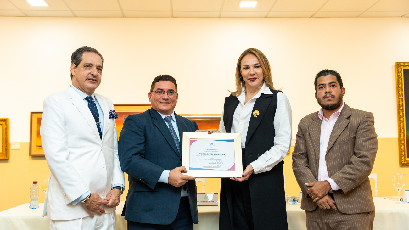 Ramón Pastor De Moya, Welnel Darío Féliz, Milagros Germán y Fari Rosario durante la entrega del premio