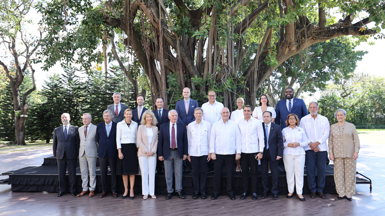 Foto de ambas delegaciones 