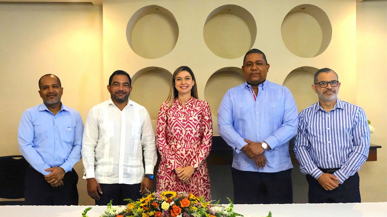 Julio Valdez (DGII), Carlos Rodolí (presidente ASHONORTE), Marianna Vargas Gurilieva (directora general DGCINE), Victor Minaya (presidente ADN Films), Luis Caraballo (secretario Junta Directiva ASHONORTE)
