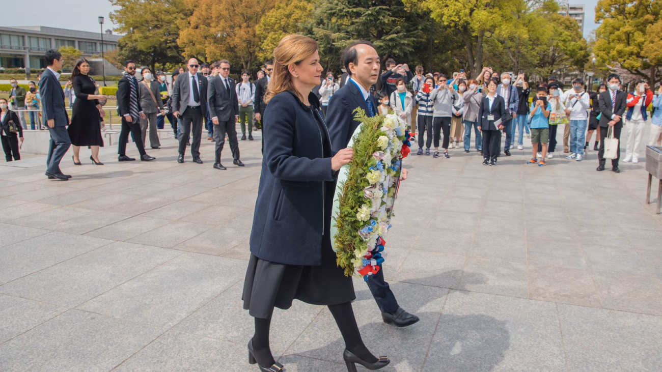 Vicepresidenta Raquel Peña rinde tributo a caídos por bomba atómica en Hiroshima
