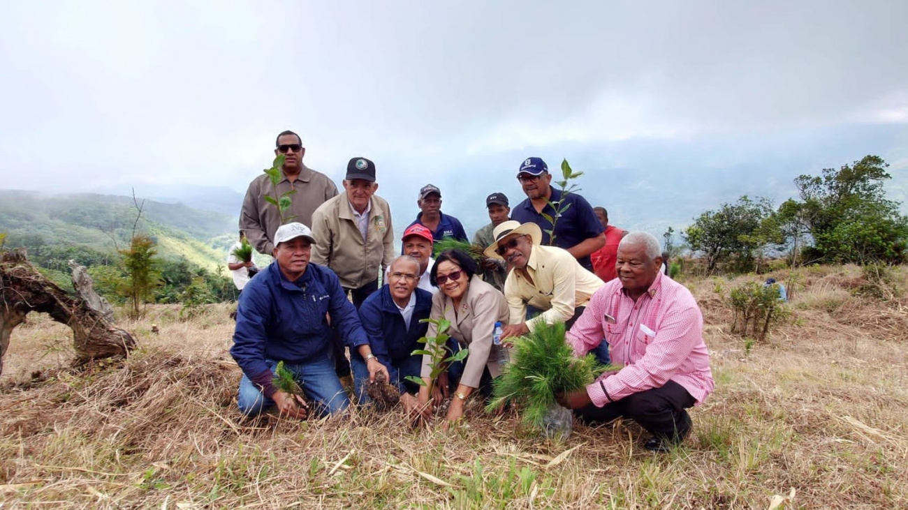 Gobierno siembra más de 2,100 árboles en conmemoración del Día Mundial del Agua en Barahona