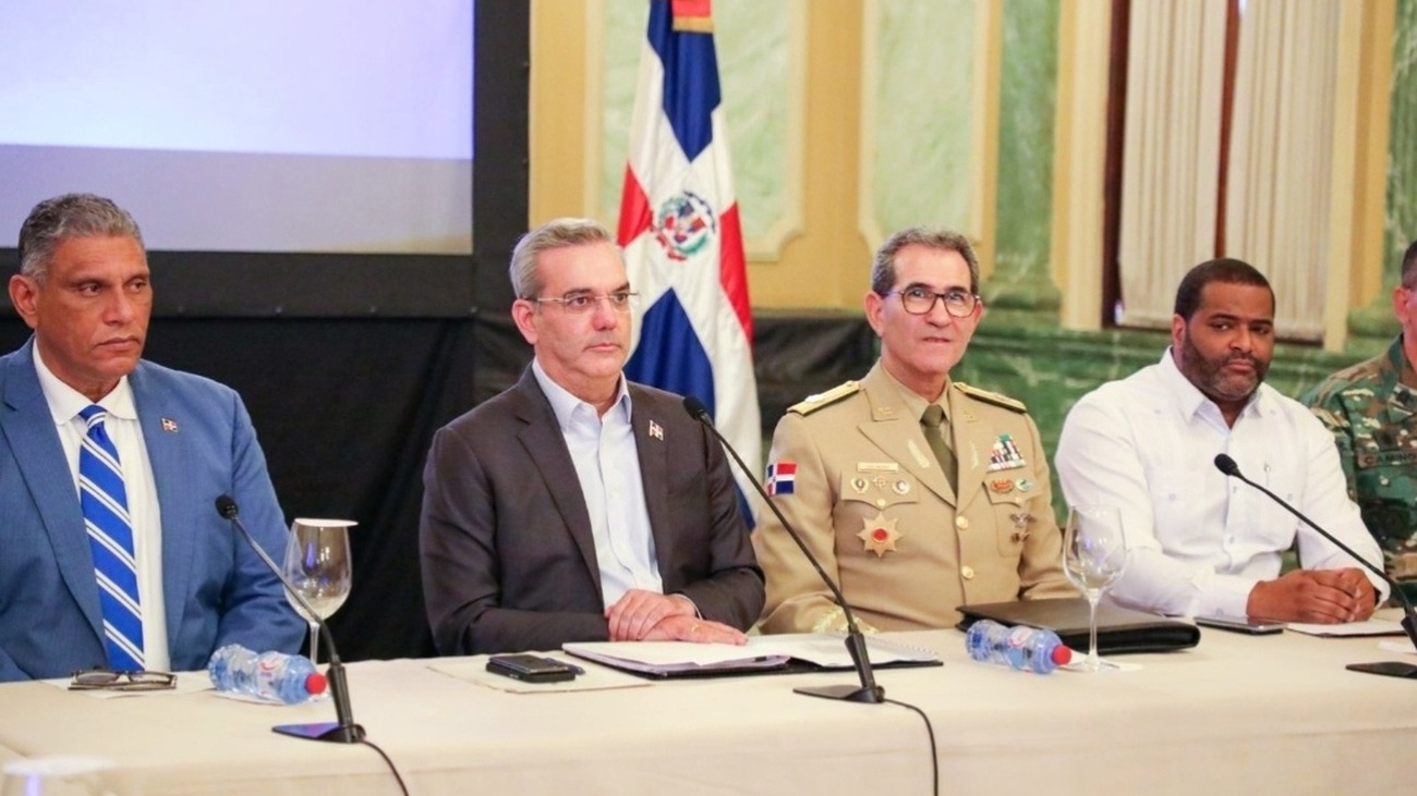 Presidente Abinader reunido en Palacio