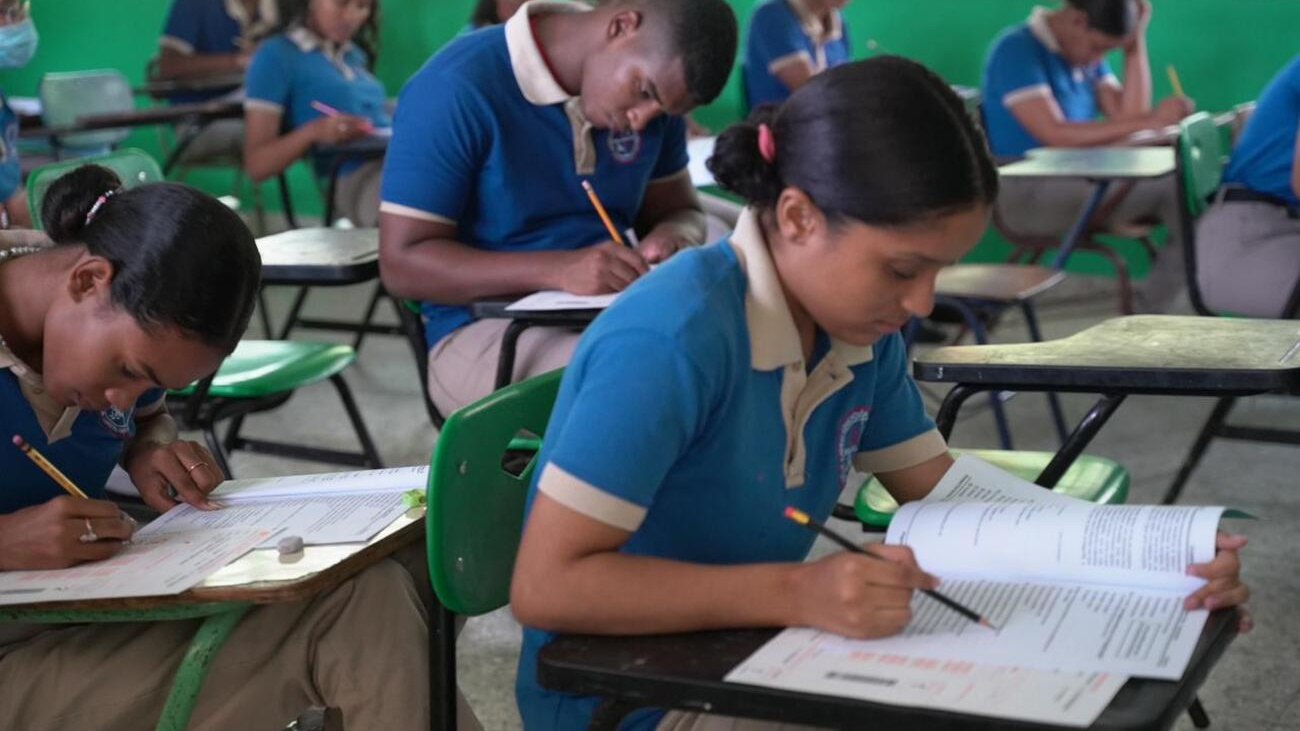 Estudiante tomando pruebas nacionales