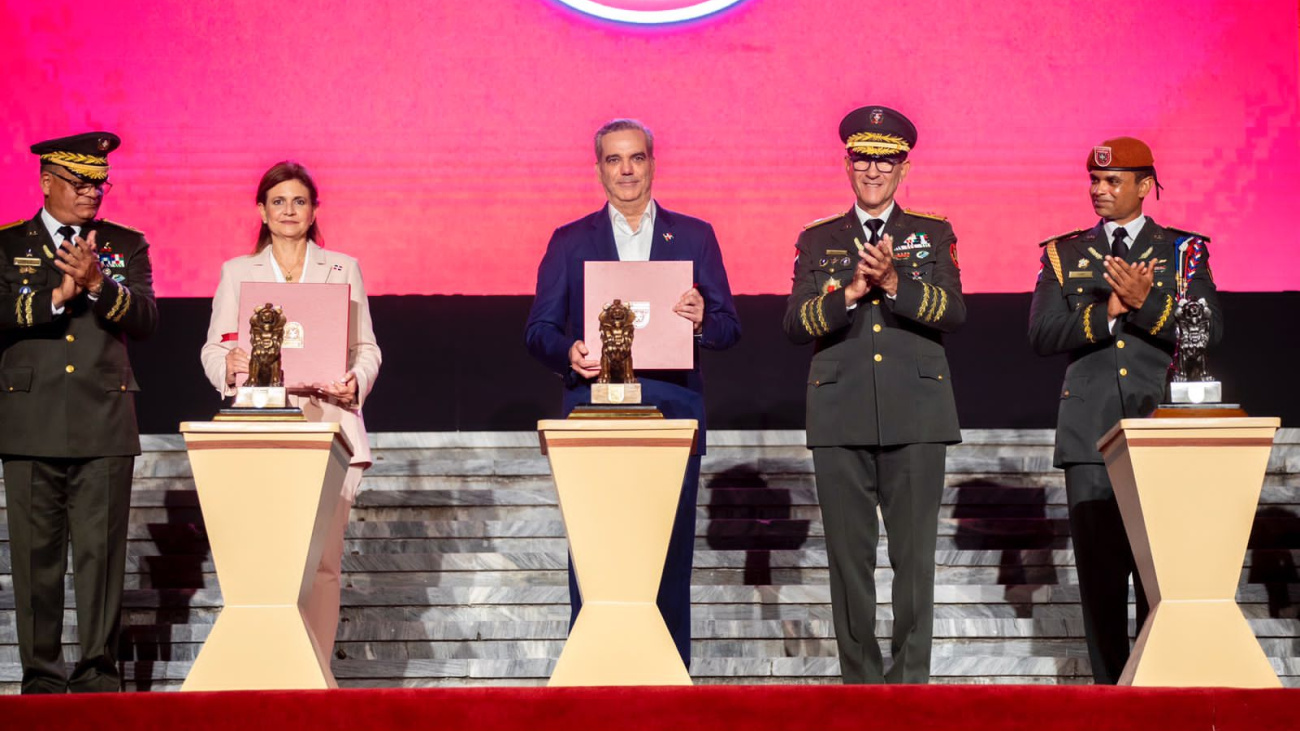 Presidente Abinader y vicepresidenta encabezan acto 76 aniversario del 1.er Regimiento Dominicano Guardia Presidencial