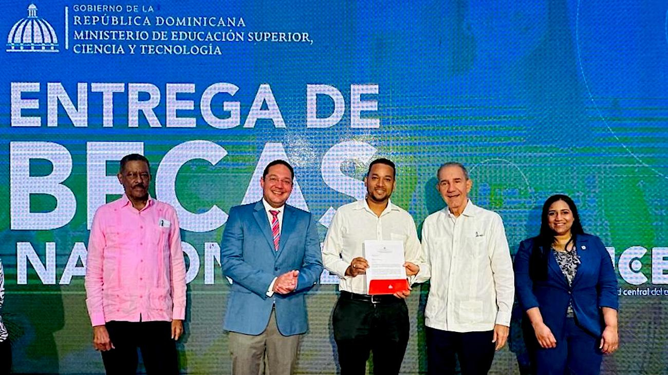 MESCYT entrega 53 becas nacionales a alumnos que cursarán programas de grado y de postgrado en la Universidad Central del Este (UCE)