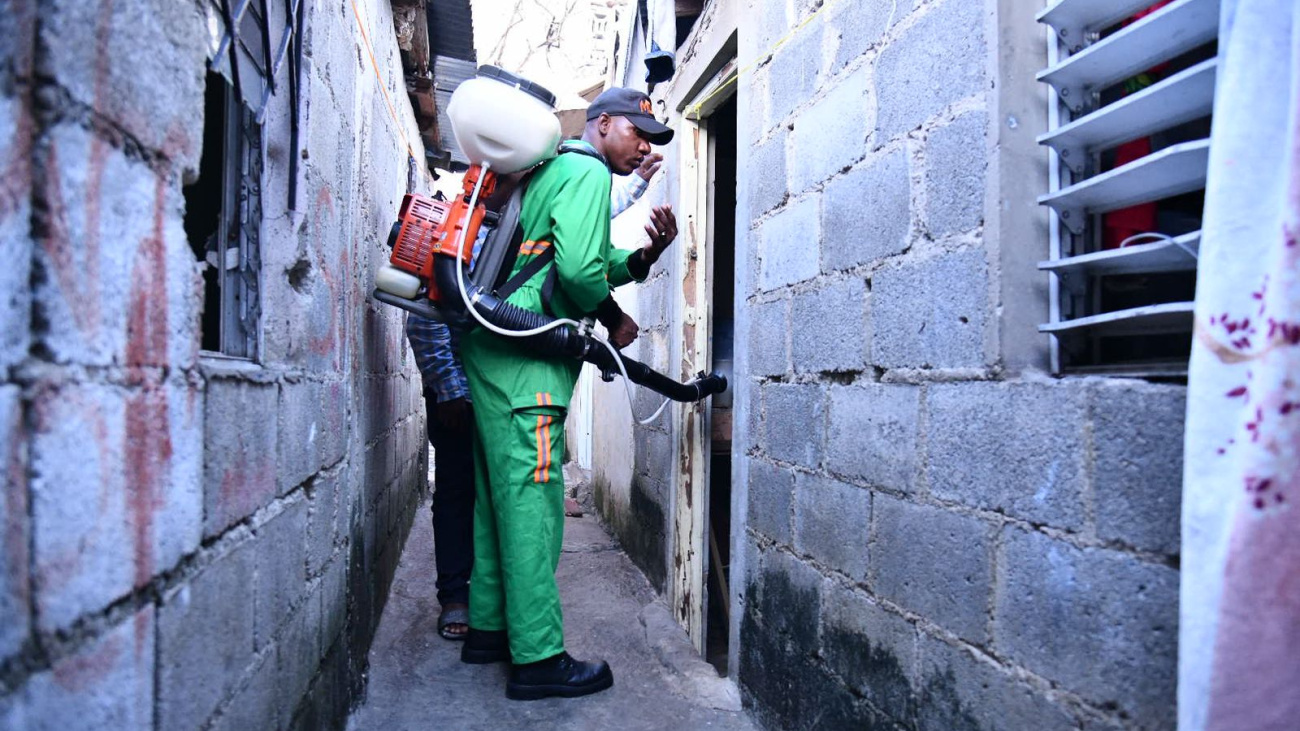 Ministerio de Salud Pública continúa desarrollando amplio operativo ante casos de dengue en Santo Domingo Norte 