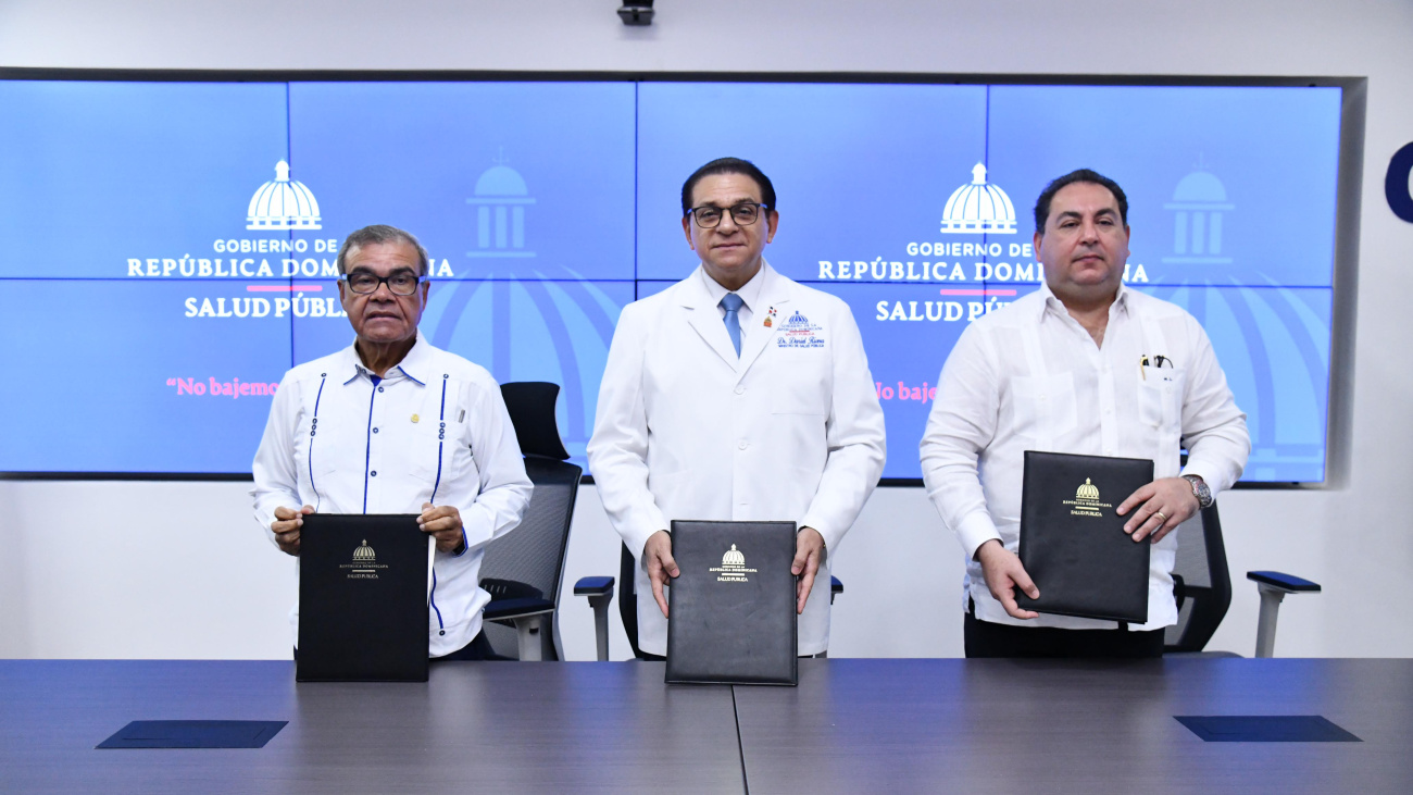 Santo Domingo.- El Ministerio de Salud Pública y Asistencia Social (MISPAS), el Servicio Nacional de Salud (SNS) y el Colegio Médico Dominicano (CMD), firmaron este martes un memorándum de entendimiento para la dotación de plazas de postgrado a personal médico y el pago de incentivo por antigüedad.