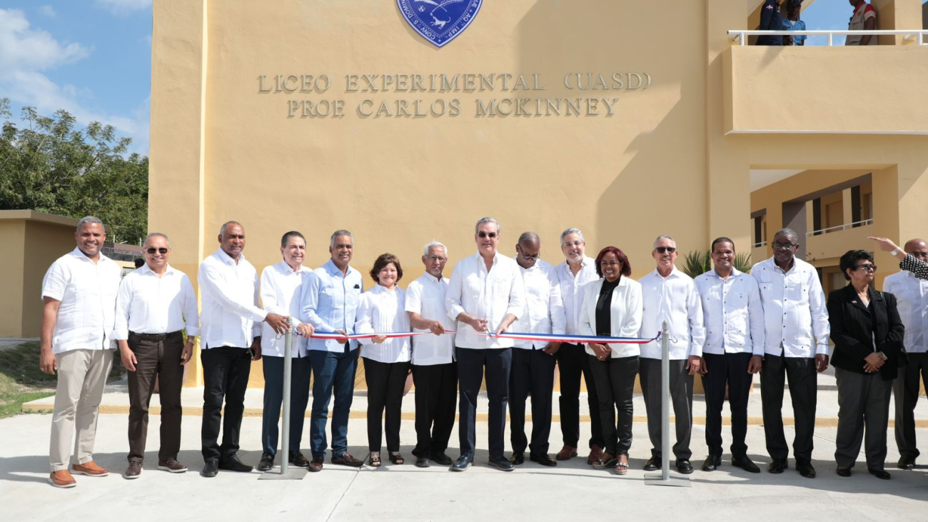 Presidente Abinader durante inauguracion de la escuela