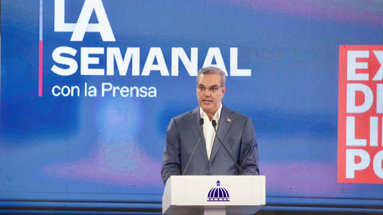 presidente abinader durante la semanal