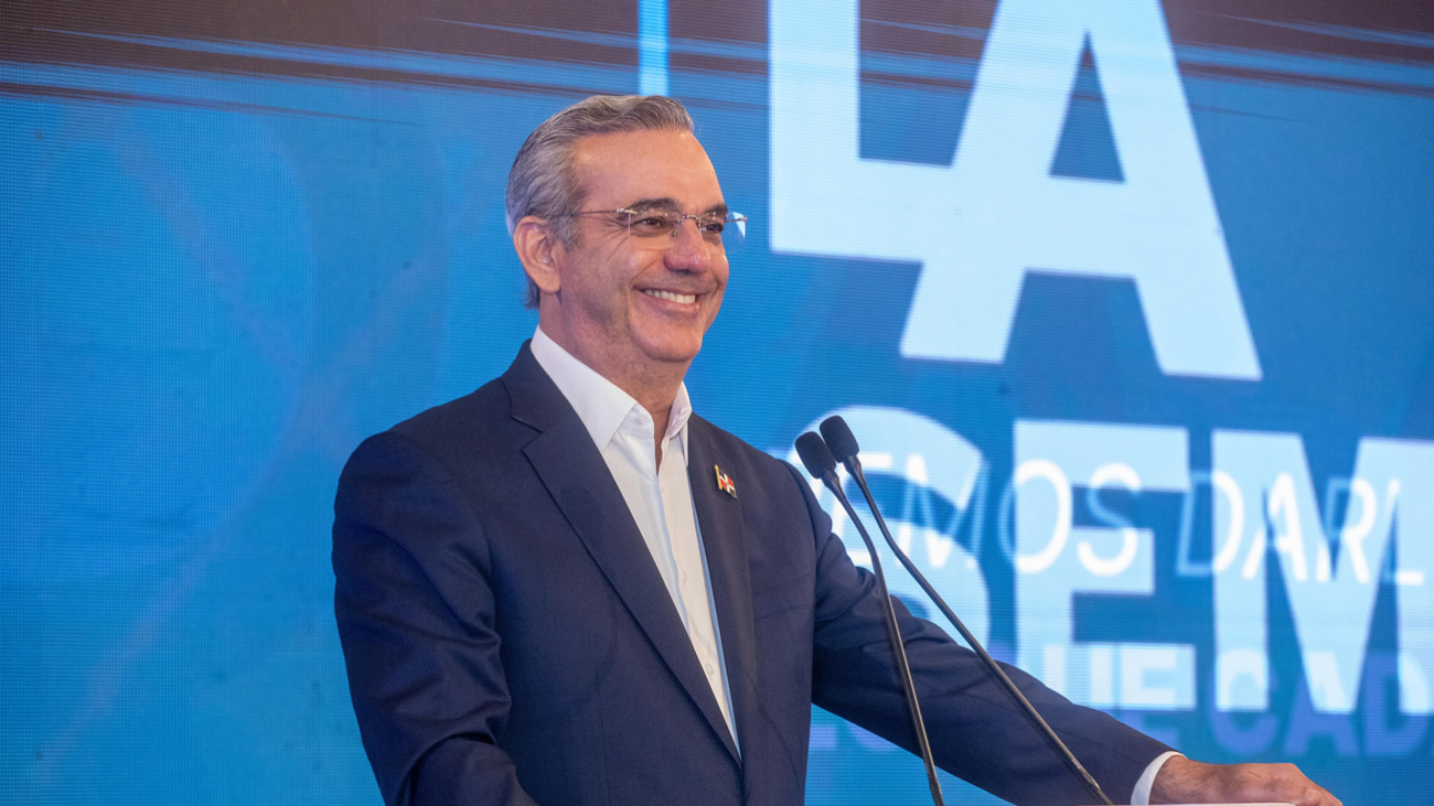 presidente abinader durante la semanal