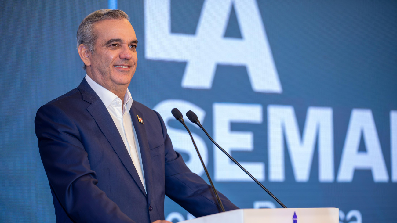 presidente abinader durante la semanal