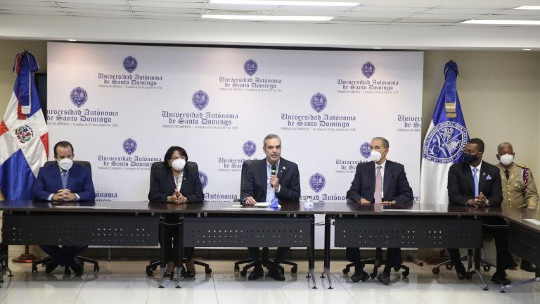 Presidente Luis Abinader visita la UASD