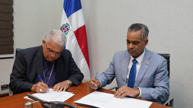 Entrega lotes en Ciudad Juan Bosch para construcción de tres iglesias