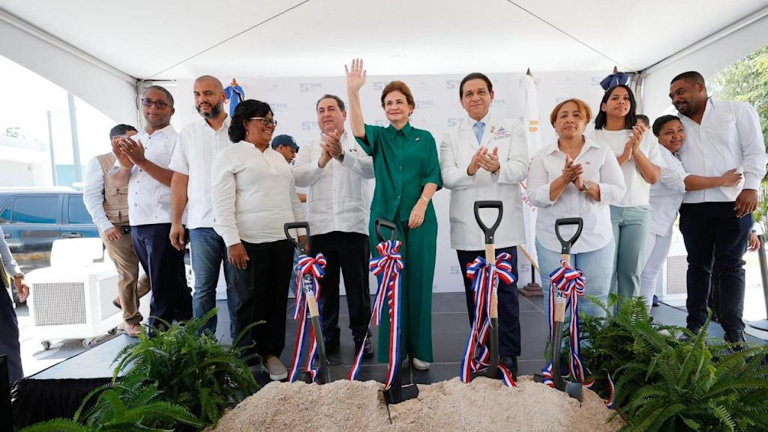 Vicepresidenta Raquel Peña deja iniciada construcción unidades hemodiálisis y pie diabético en hospital de Neyba