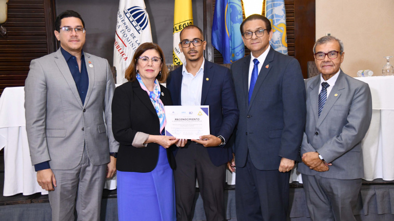 Santo Domingo.- El Ministerio de Salud Pública (MSP), en colaboración con el Colegio Médico Dominicano (CMD) y con el apoyo de la Organización Panamericana de la Salud (OMS), celebraron el Premio Nacional de Investigación en Salud, con el reconocimiento de los diez mejores proyectos de investigación que fueron realizados en el marco de la convocatoria del pasado año 2022.  En dicha convocatoria aplicaron unos 57 proyectos de investigación, de los cuales 20 fueron aprobados para presentar sus resultados dura