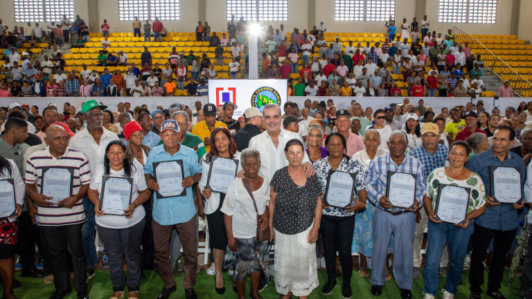 Presidente Abinader entrega titulos en sabana grande de boya