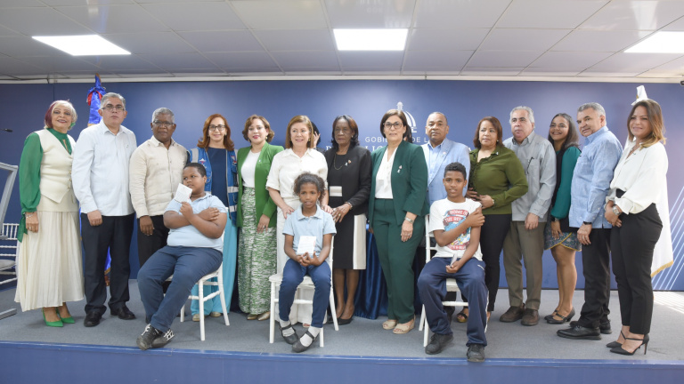 Ministro Víctor Atallah anuncia que niños serán vacunados contra el VPH, por primera vez en el país 