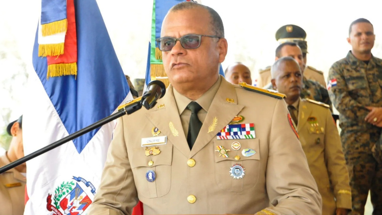 ministro de Defensa, teniente general Carlos Antonio Fernández Onofre