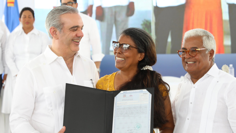 Presidente Abinader entrega más de 800 títulos de propiedad a familias de los municipios de Santo Domingo Este y Oeste